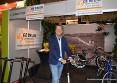 Ronald de Bruin (De Bruin Fiets en Fitness) op de step, net als de robuuste ‘tuinbouwfietsen’ een gewild item onder telers.